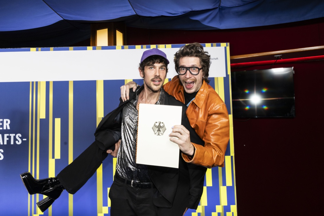 Nicolas Haumann und Jonas Urbat mit der Urkunde des Deutschen Wirtschaftsfilmpreises 2023