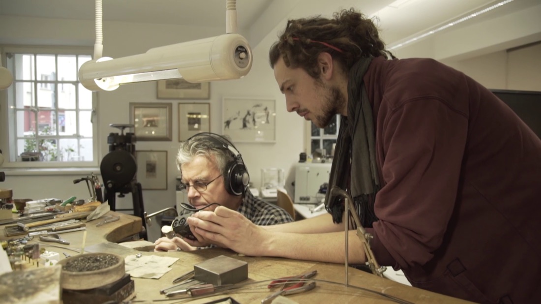 Soundwalk in a goldsmith workshop, exploring sounds with headphones